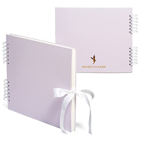 Never Ever Land Scrapbook-Album - 30 x 25 cm Fotoalbum mit 80 glatten 250-g/m²-Seiten - Stabiles Hardcover mit niedlicher Schleife - Perfekt für Baby-, Hochzeits- & Familienfotos – Lavendel Never Ever Land Scrapbook-Album - 30 x 25 cm Fotoalbum mit 80 glatten 250-g/m²-Seiten - Stabiles Hardcover mit niedlicher Schleife - Perfekt für Baby-, Hochzeits- & Familienfotos – Lavendel von NEVER EVER LAND