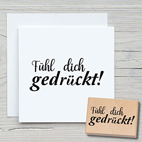 NEWSTAMPS Stempel Fühl dich gedrückt! Motivstempel aus Holz & Gummi zum Karten basteln, Holzstempel, Sprüche, Spruchstempel, Textstempel, Schrift, Scrapbook, Textilstempel, Deko von NEWSTAMPS DIE STEMPELMACHER