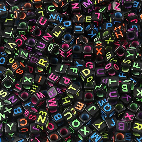 NITOPUPU Acryl-Buchstaben-Perlen, Alphabet, bunte Buchstaben, schwarze Würfelperlen für Freundschaftsarmbänder und Geschenke, Souvenir, Schmuckherstellung (6 x 6 mm Würfel, 1000 Stück) von NITOPUPU