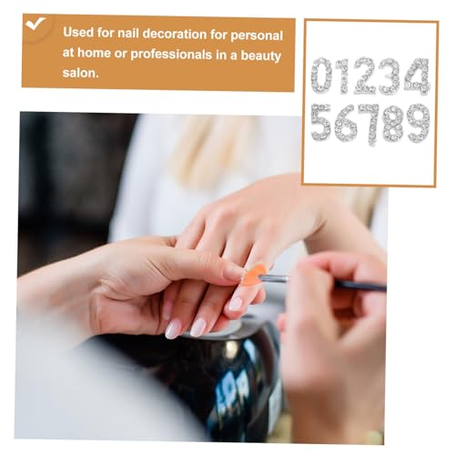 NIYANGLE 100 Stück Nail Charms mit Funkelnden Strass-zahlen Flache Rückseite Eisenbasis Elegante Nagelkunst-dekorationen für DIY Maniküre Geeignet für Partys Hochzeiten und Besondere von NIYANGLE