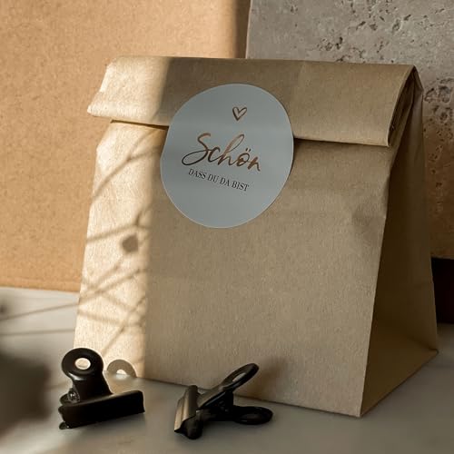 Aufkleber Schön dass du da bist 40 Stück | D 3cm runde Etiketten in Gold-Weiß | Hochwertige seidenmatte Sticker für DIY Gastgeschenke Willkommensgrüße zur Hochzeit Taufe Konfirmation Firmung NORDEULE von NORDEULE