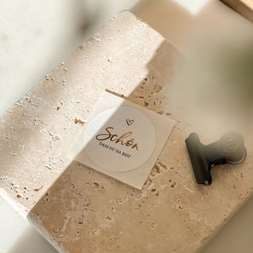 Schön dass du da bist Aufkleber 3cm | 40 runde Etiketten Gold-Weiß | Hochwertiges strukturierte Natur-Sticker für elegante DIY Gastgeschenke Willkommensgrüße zur Hochzeit Taufe Jubiläum NORDEULE Schön dass du da bist Aufkleber 3cm | 40 runde Etiketten Gold-Weiß | Hochwertiges strukturierte Natur-Sticker für elegante DIY Gastgeschenke Willkommensgrüße zur Hochzeit Taufe Jubiläum NORDEULE von NORDEULE