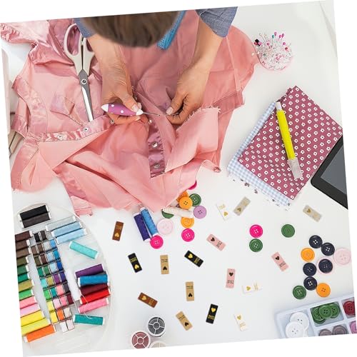 NUOBESTY 300 Stck. PU Leder Quilt Labels Flexible Handmade Tags für Stricken Häkeln DIY Kleidung Taschen Hüte Mehrfarbiges aus Gelb Schwarz Weiß Rosa Atmungsaktive Textiletiketten von NUOBESTY