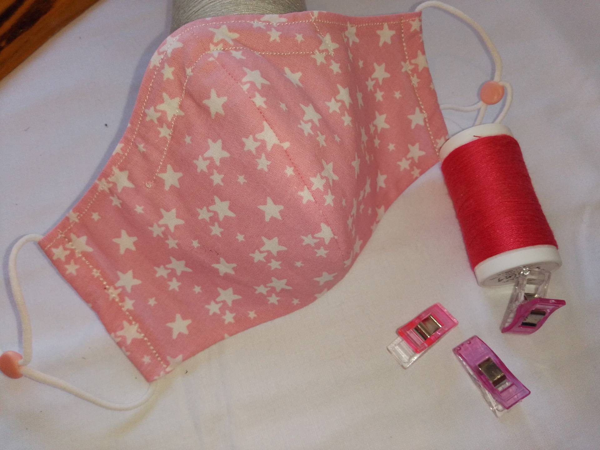 Alltagsmaske Halbrund | Koreanisch Für Teenager | Ca. 10-14 Jahre, Motiv Rosa Mit Sternen Alltagsmaske Halbrund | Koreanisch Für Teenager | Ca. 10-14 Jahre, Motiv Rosa Mit Sternen von NadelUndPinsel