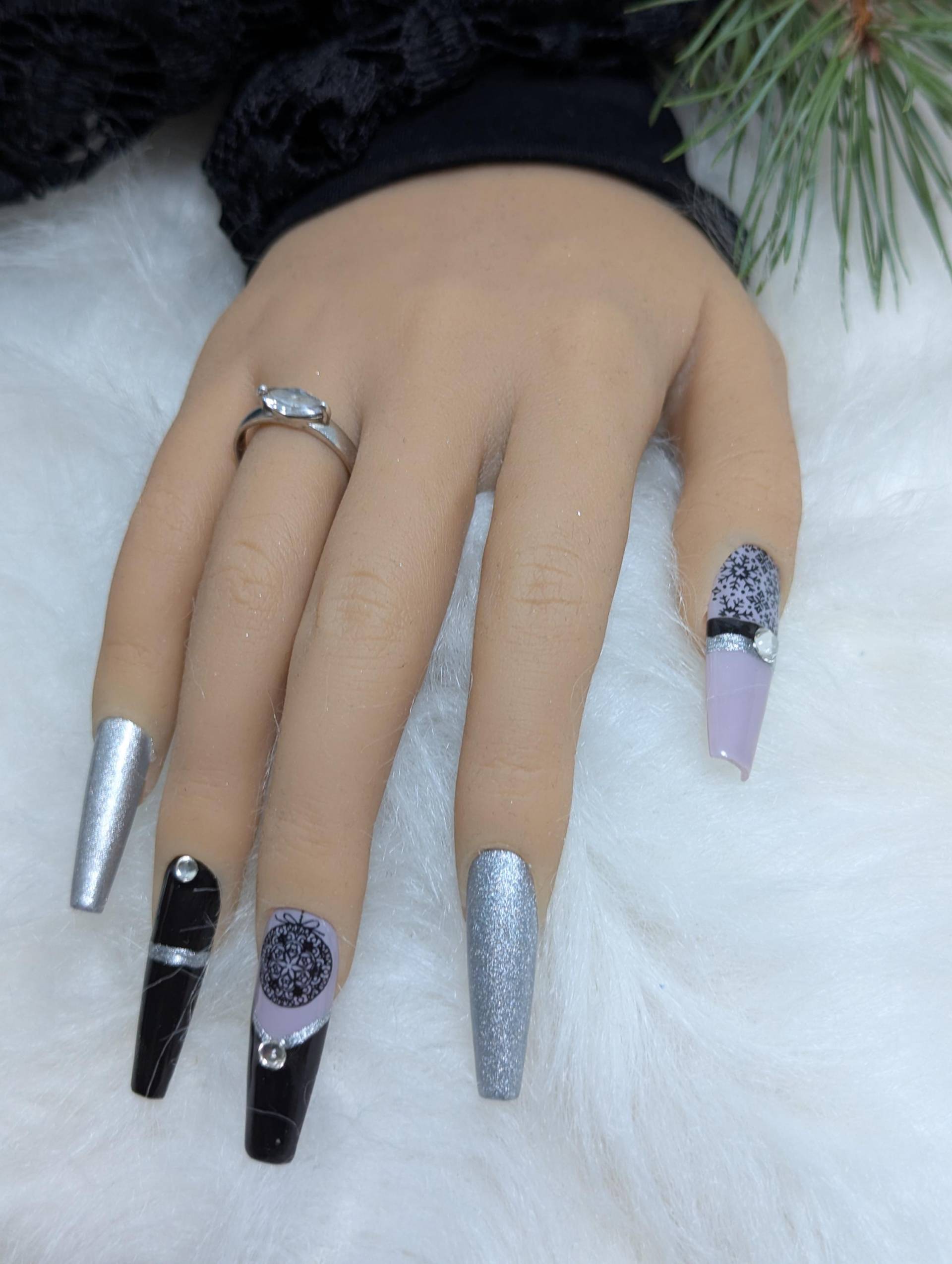 Weihnachtsnägel/Winter Nails Press On Set Nägel Gelnägel /Kunstnägel Schwarz /Grau-Lila Steinchen Weihnachtsnägel/Winter Nails Press On Set Nägel Gelnägel /Kunstnägel Schwarz /Grau-Lila Steinchen von NagelUniversum