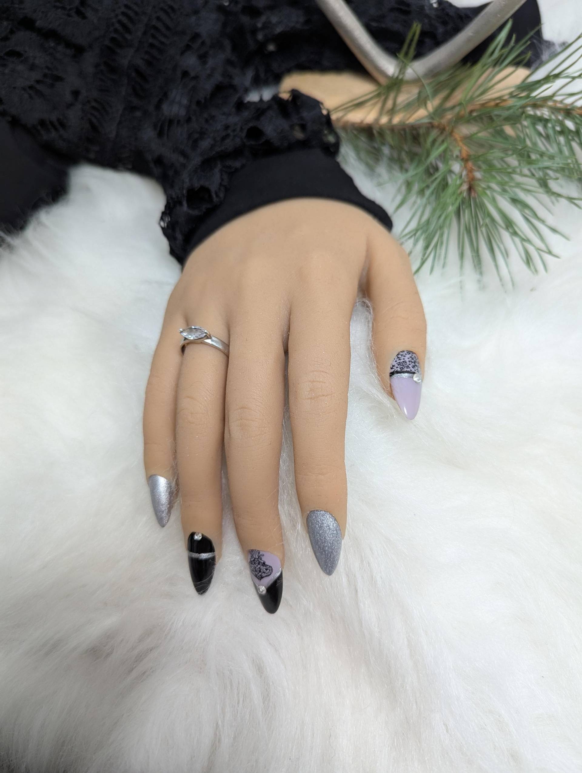 Weihnachtsnägel/Winter Nails Press On Set Nägel Gelnägel /Kunstnägel Schwarz /Grau-Lila Steinchen Weihnachtsnägel/Winter Nails Press On Set Nägel Gelnägel /Kunstnägel Schwarz /Grau-Lila Steinchen von NagelUniversum