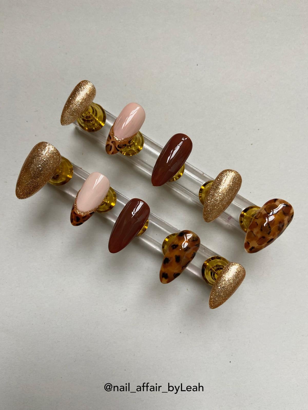 Braune Nägel, Individuelle Handgemalte Acrylnägel, Goldene Leo Press On Nails, Kunstnägel, Künstliche Nägel Braune Nägel, Individuelle Handgemalte Acrylnägel, Goldene Leo Press On Nails, Kunstnägel, Künstliche Nägel von NailAffairbyLeah