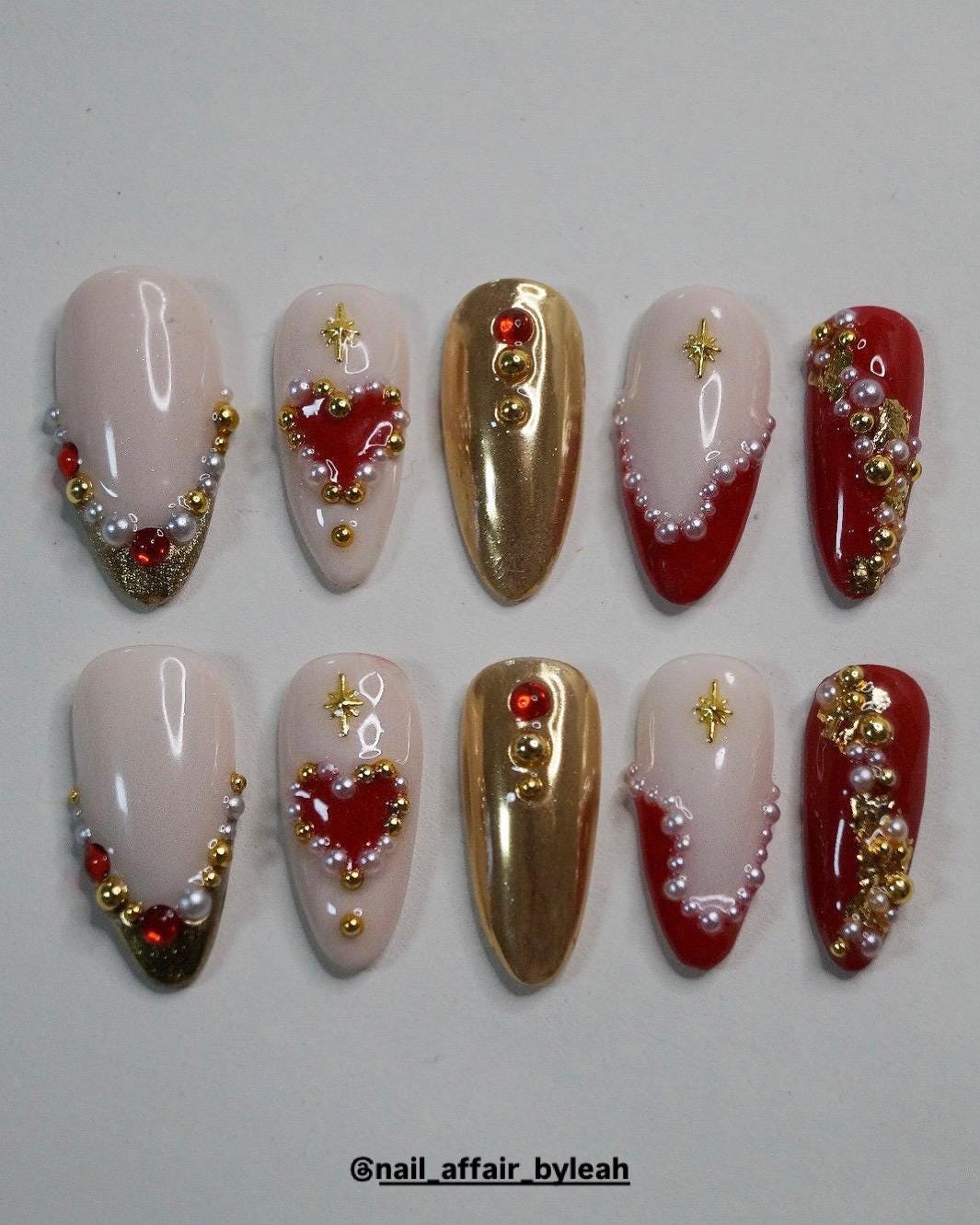 Luxuriöse Gold-Rote Chrom Press-On Nägel Mit Herzen - Glamour Valentines Set, Chrom-Details, Perlen Und Luxuriöse Gold-Rote Chrom Press-On Nägel Mit Herzen - Glamour Valentines Set, Chrom-Details, Perlen Und von NailAffairbyLeah