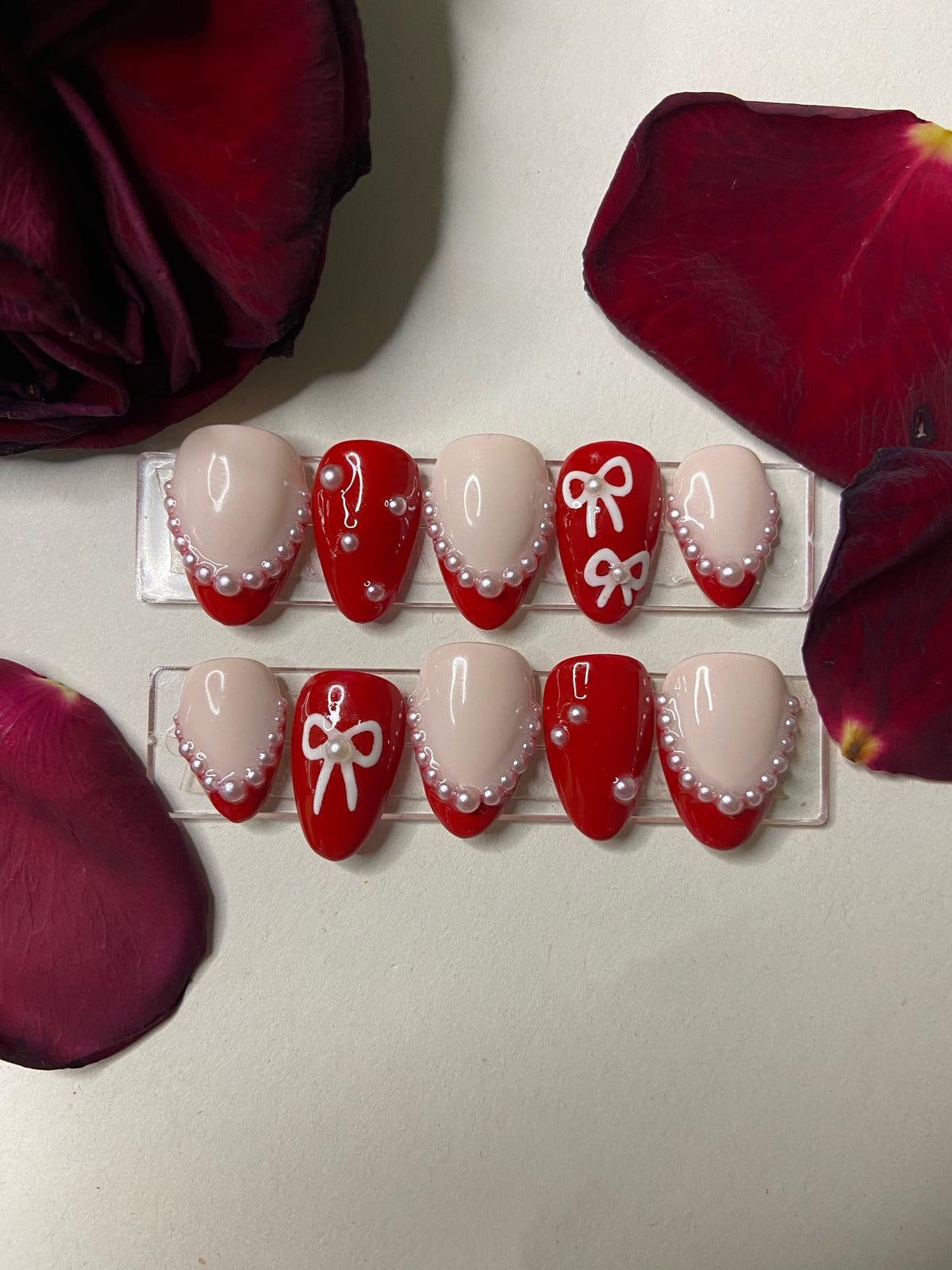 Rotes Valentines Day Nagelset Mit Perlen Und Schleifen Rotes Valentines Day Nagelset Mit Perlen Und Schleifen von NailAffairbyLeah