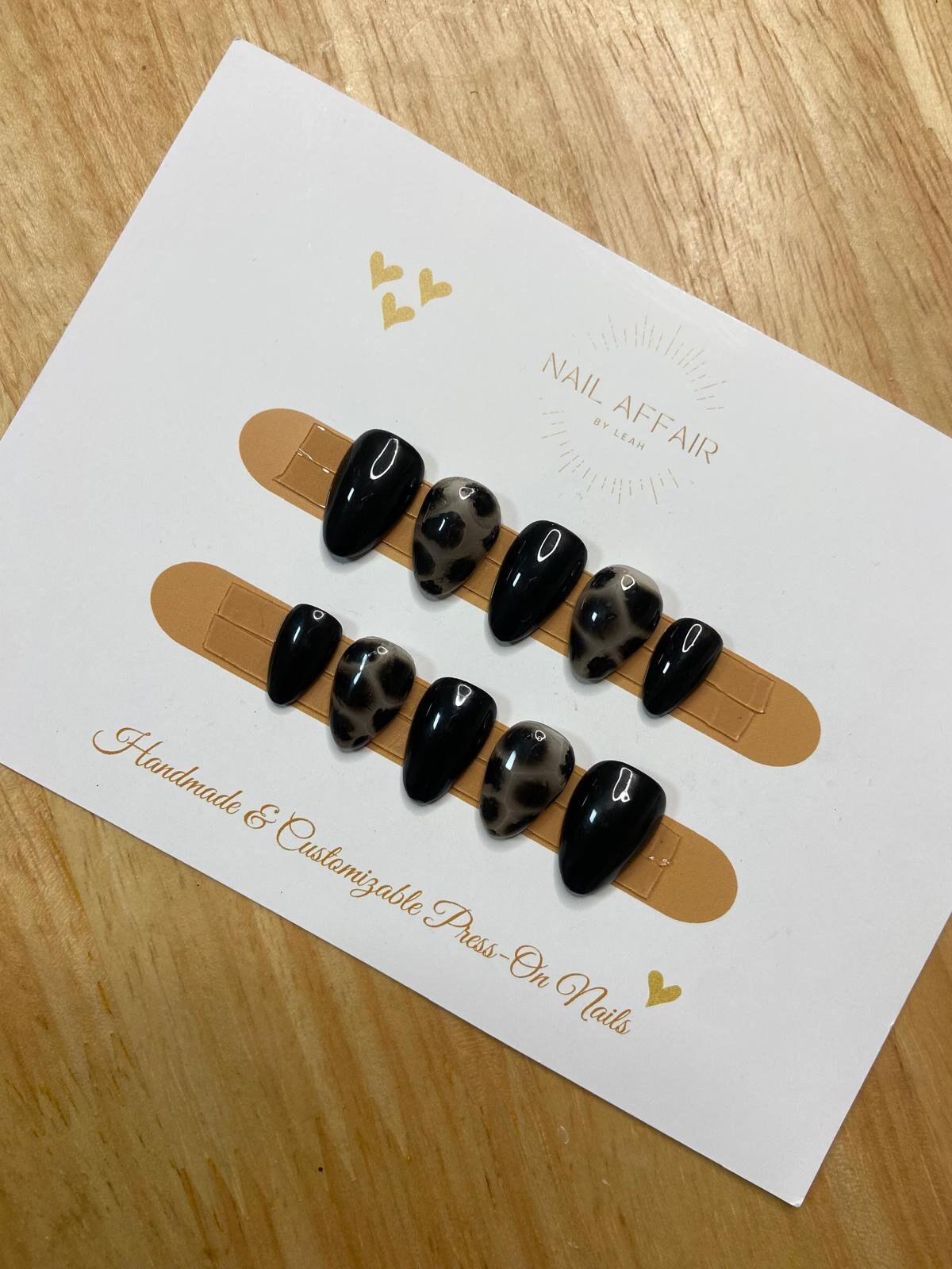 Schwarze Blooming Press On Nägel - Handgemachte Und Wiederverwendbare, Schwarze Schwarze Blooming Press On Nägel - Handgemachte Und Wiederverwendbare, Schwarze von NailAffairbyLeah