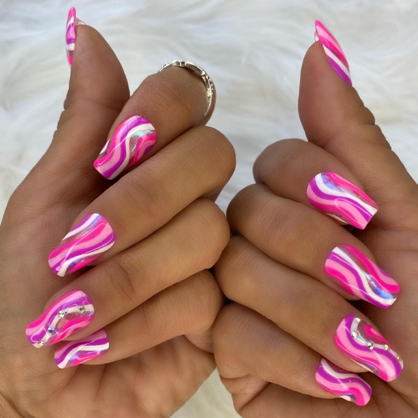 Einhorn Chrom Mit Pink Und Weiß Swirl Press On Nails Einhorn Chrom Mit Pink Und Weiß Swirl Press On Nails von NailartbySoonie