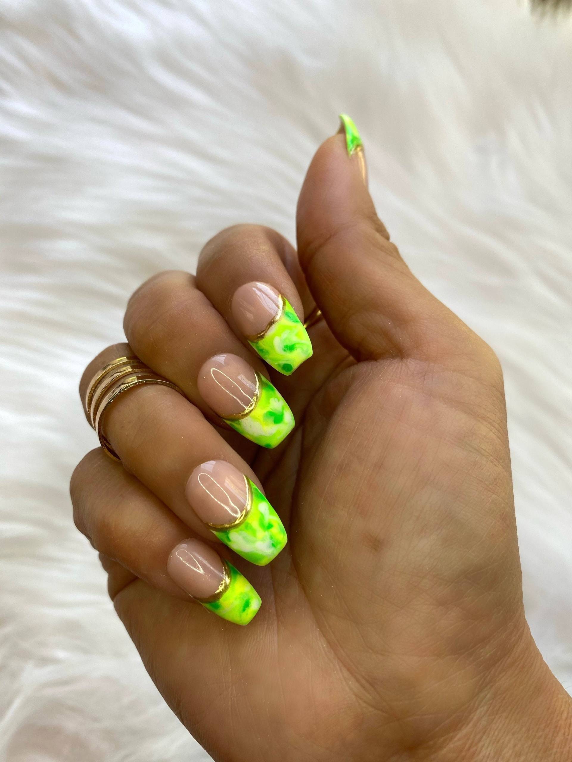 Lemon Lime Tie-Dye Mit Einem Hauch Von Gold Press On Nails von NailartbySoonie