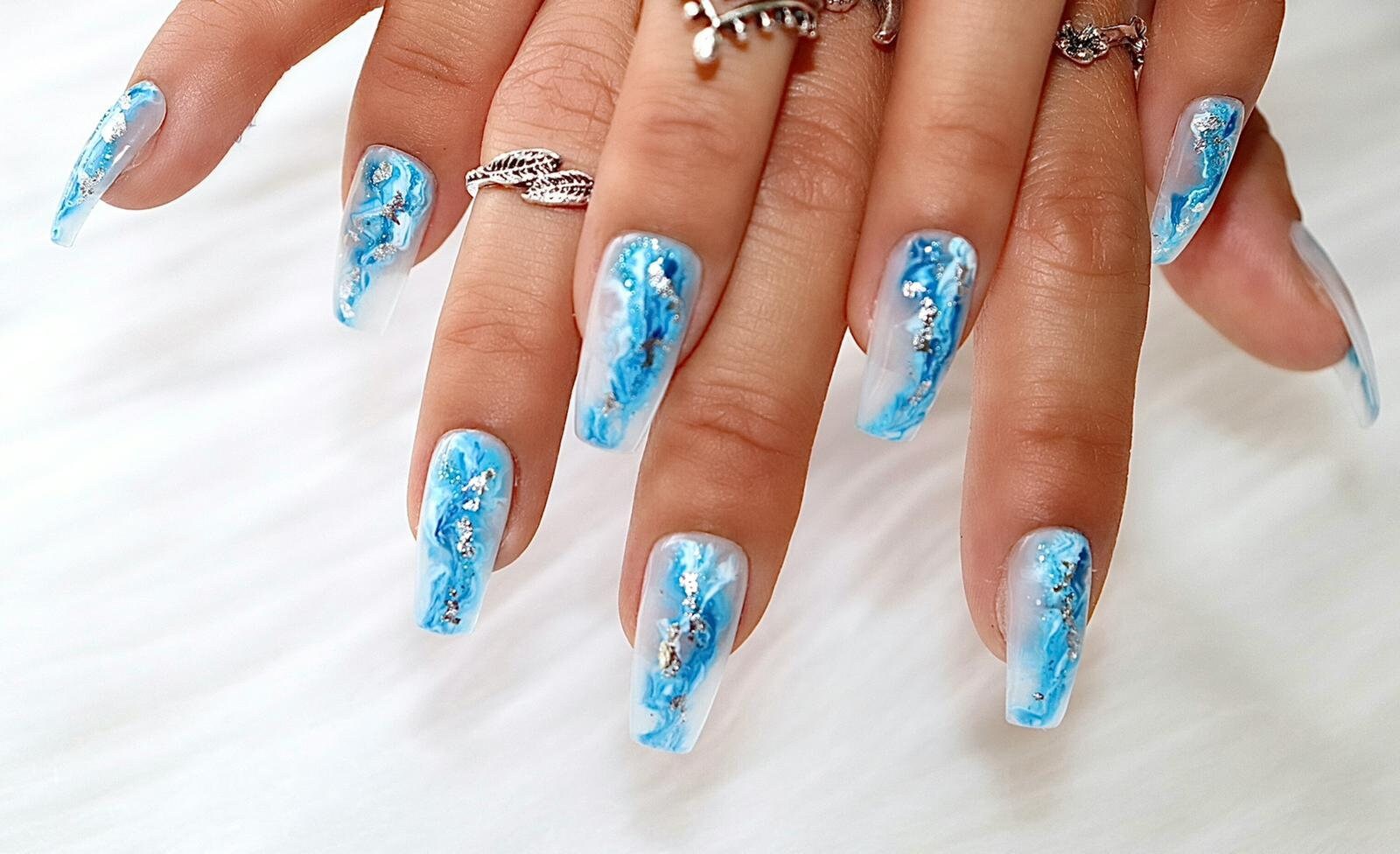 Marmor Blau Und Silber Waves Press On Nails von NailartbySoonie