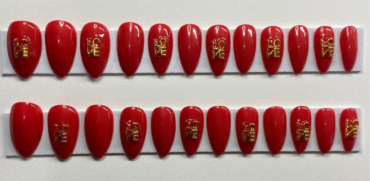 Rot Mit Gold "Love" Charms Valentinstag Medium Stiletto Drücken Sie Auf Den Nagel Kit Rot Mit Gold "Love" Charms Valentinstag Medium Stiletto Drücken Sie Auf Den Nagel Kit von NailditbyTara