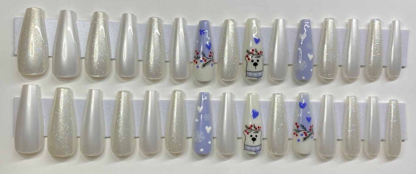 Weiß Mit Irisierendem Glitzer, Weiße Perle/Chrom, Blaue Schneeflocken, Herzen, Eisbären Und Mistel Weihnachten Xl Sarg Press On Nail Kit Weiß Mit Irisierendem Glitzer, Weiße Perle/Chrom, Blaue Schneeflocken, Herzen, Eisbären Und Mistel Weihnachten Xl Sarg Press On Nail Kit von NailditbyTara