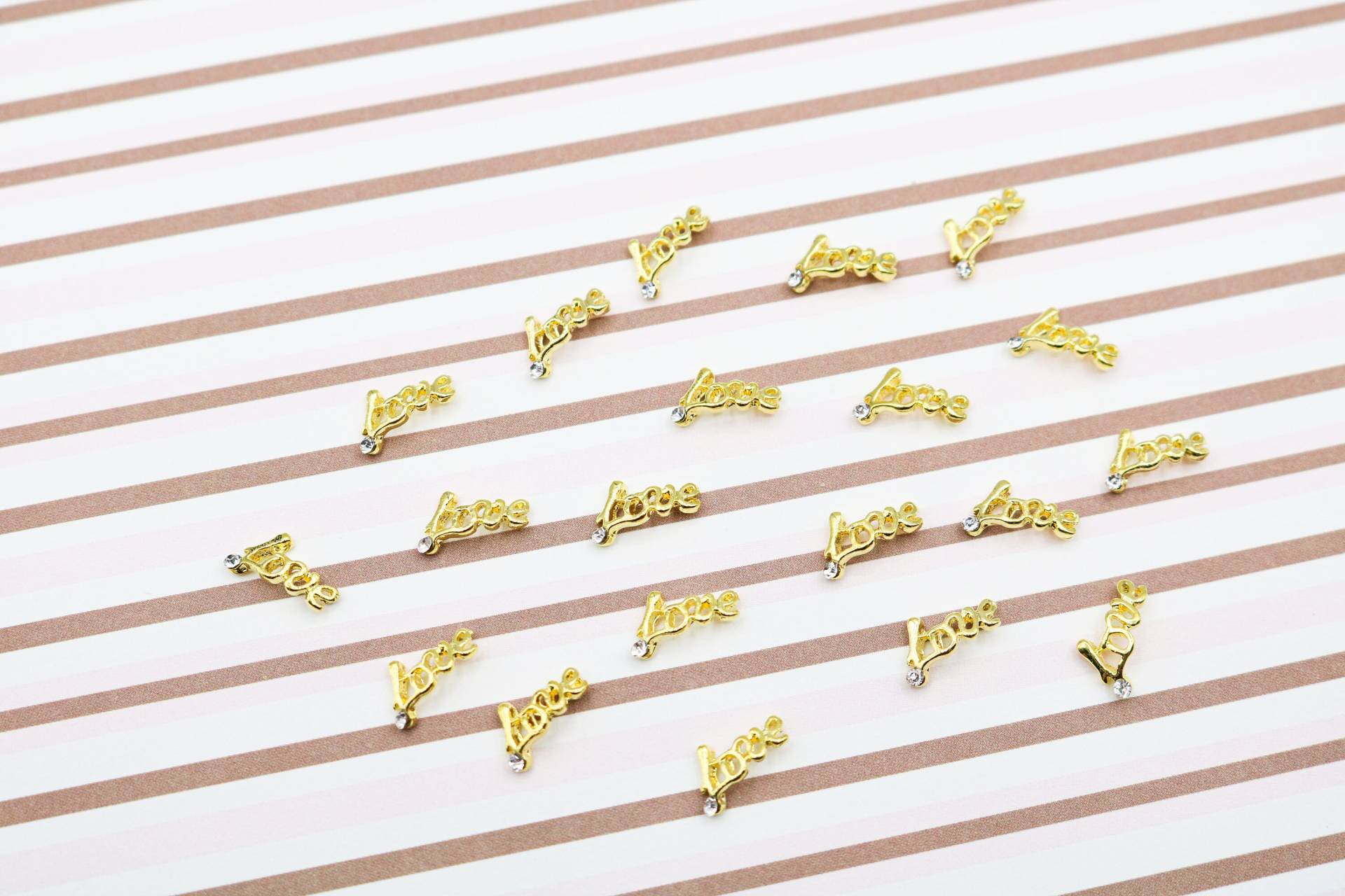 2 Stück Gold Toned Cursive Love Nail Art Charm | Größe 11, 5mmx6mm von Naildrobe