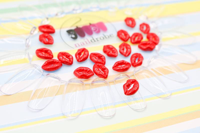 2 Stück Red Lip Nail Art Charm | Größe 11, 3mmx7, 6mm von Naildrobe