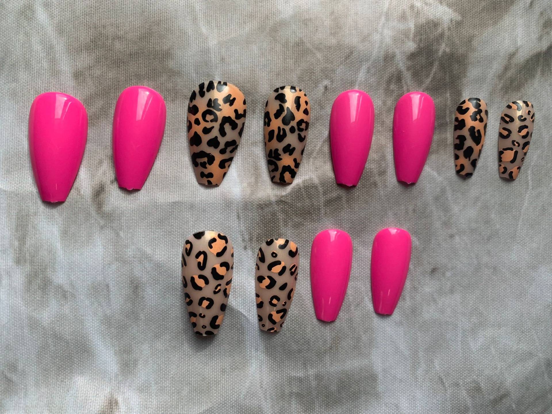 Glänzende Pinke Nägel, Mittellange Sargnägel, Aufdrücken Auf Leopardenprint, Nägel Aufkleben von NailiciousStudio