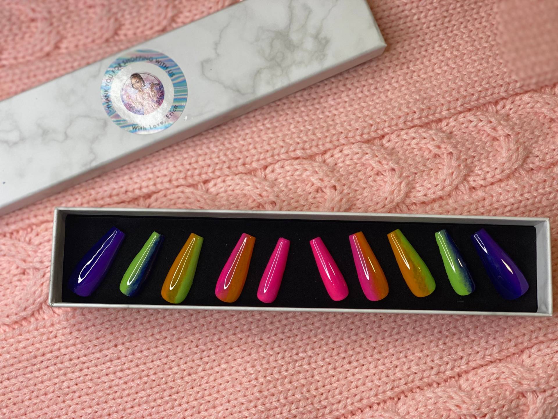 Drücken Sie Auf Nägel Drücken Sie Auf Nägel von NailsNSuchbyErica
