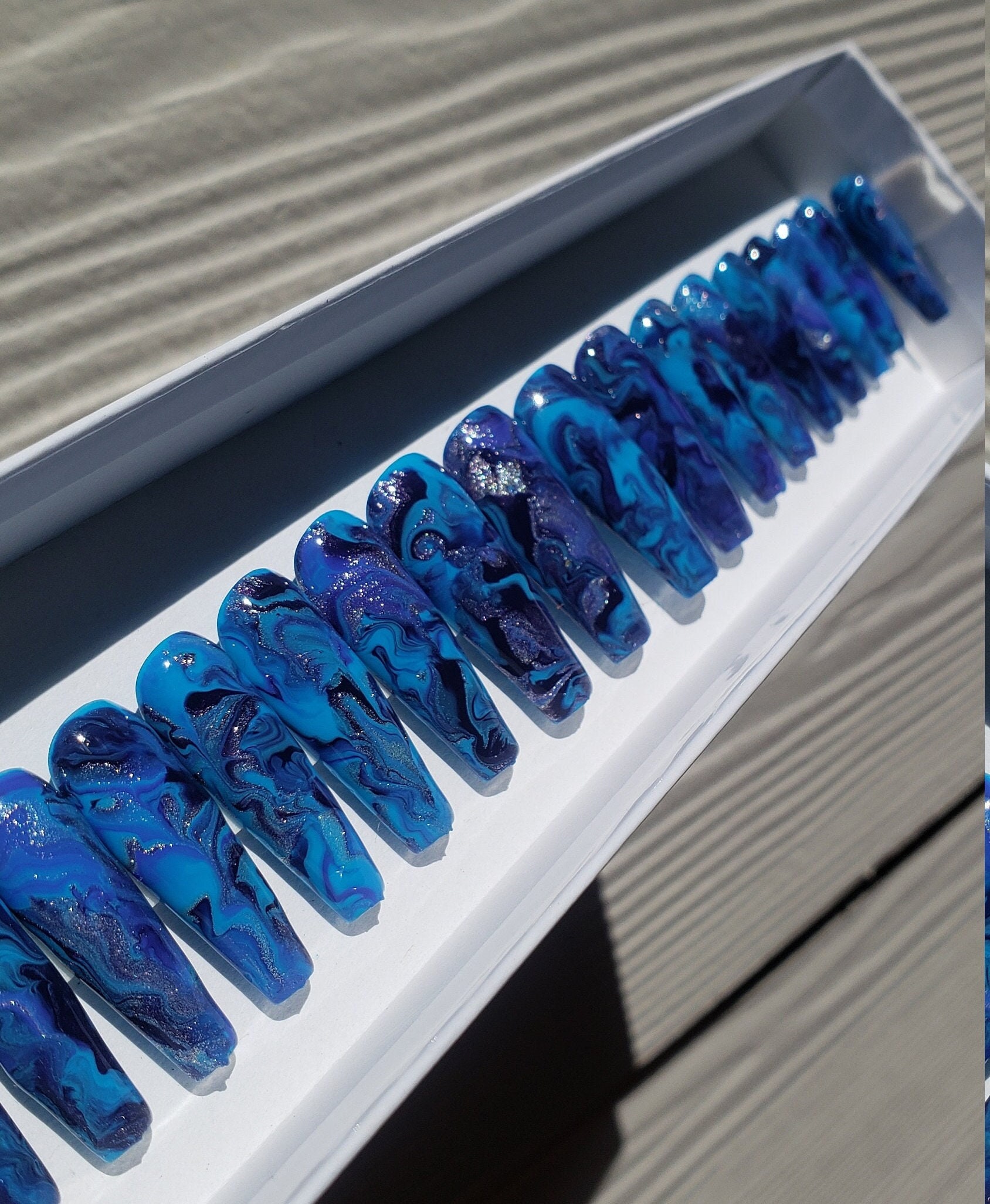Blauer Marmor Swirl Langer Sarg Drücken Sie Auf Die Nägel von NailsbyMooda