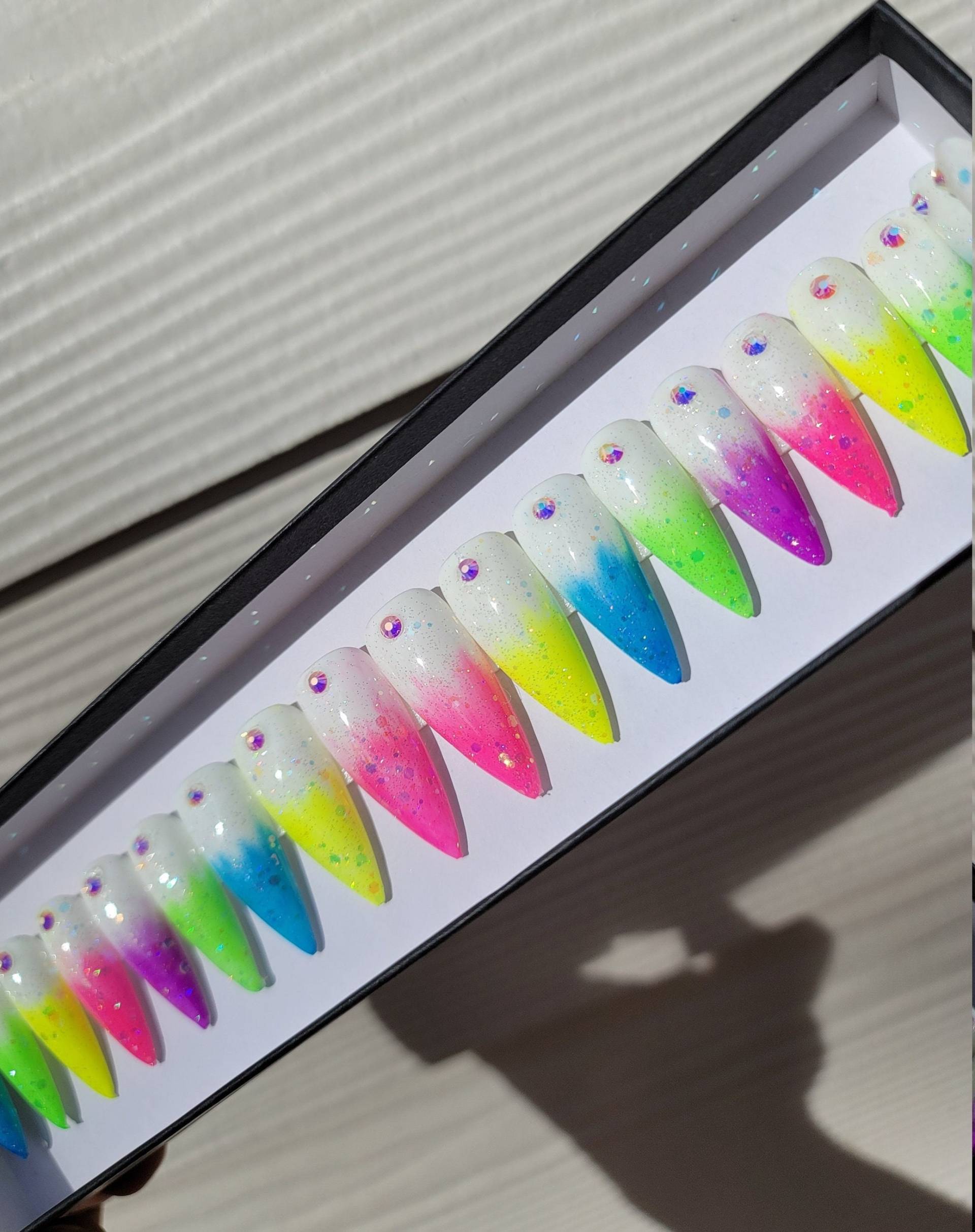 Krayola - Weiß/Neon-Regenbogen-Spitzen, Regenbogen-Glitzer-Press-On-Nägel von NailsbyMooda