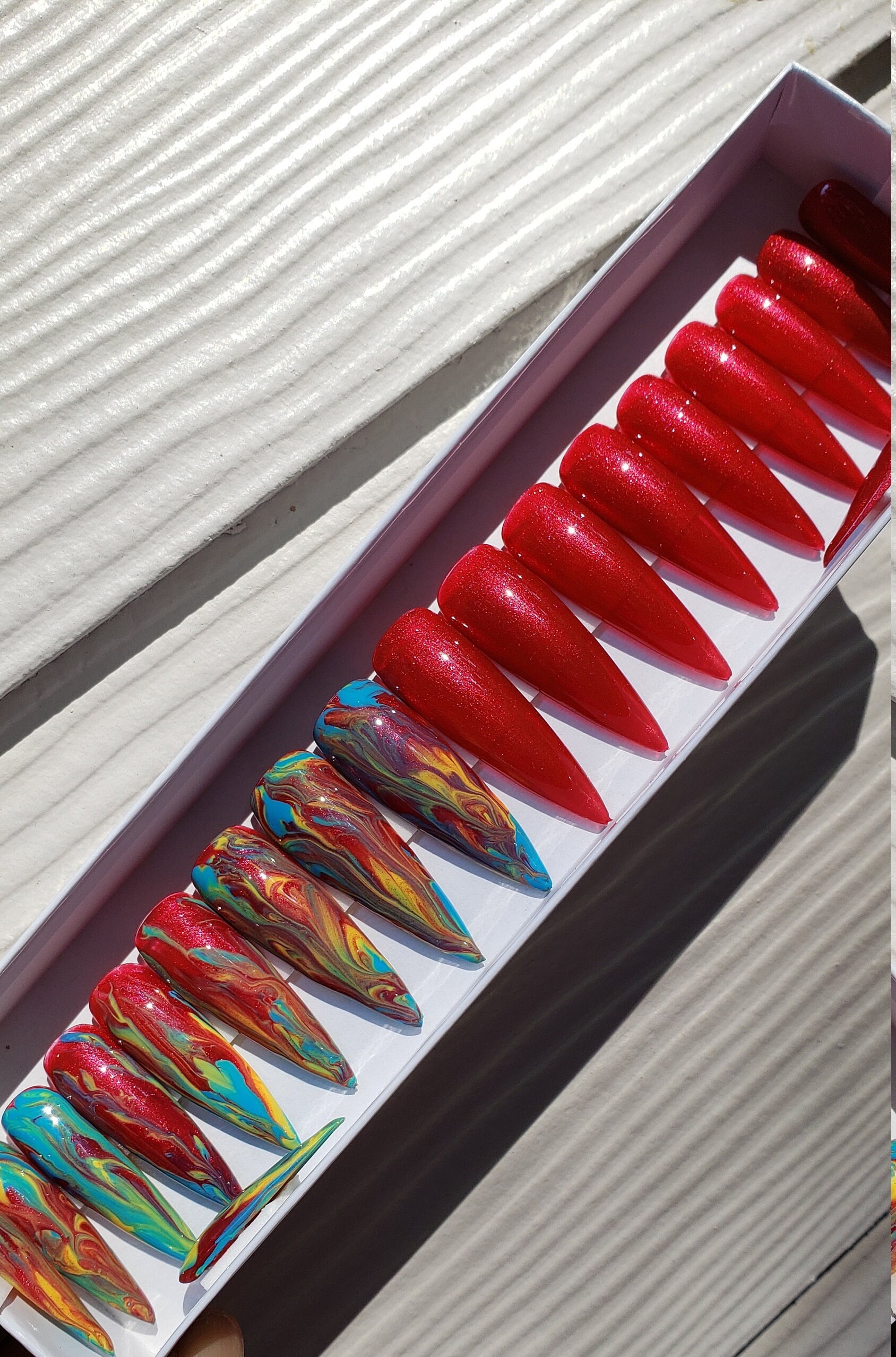 Red Maze - Xxl Stiletto Shimmer Rot/Rot Blau Gelb Marmor Press On Nails von NailsbyMooda