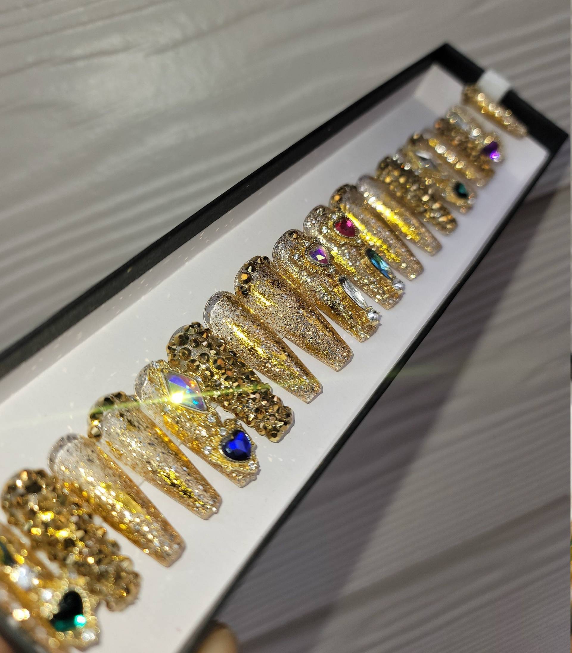 Royal - Goldglitter/Goldflocken/Juwelen Mit Großem Akzent Und Lange/xxl/xxxl-Pressnägel Aus Goldkristallen von NailsbyMooda