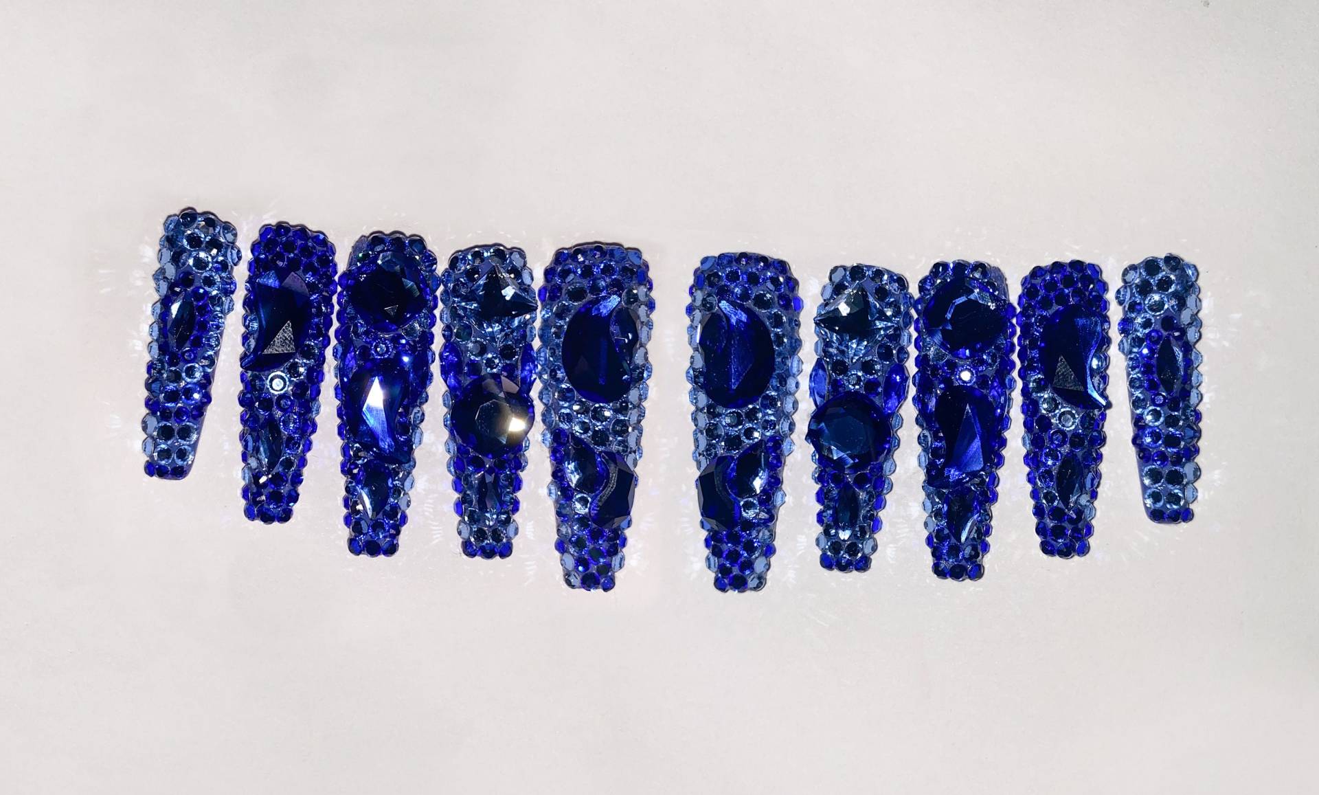 Swarovski Sapphire Blue/ Water Blue Press On Nails/ Nägel Mit Bling, Long Coffin Shape Extra Lange Nägel/Luxus Swarovski Sapphire Blue/ Water Blue Press On Nails/ Nägel Mit Bling, Long Coffin Shape Extra Lange Nägel/Luxus von Nailsbyshaine