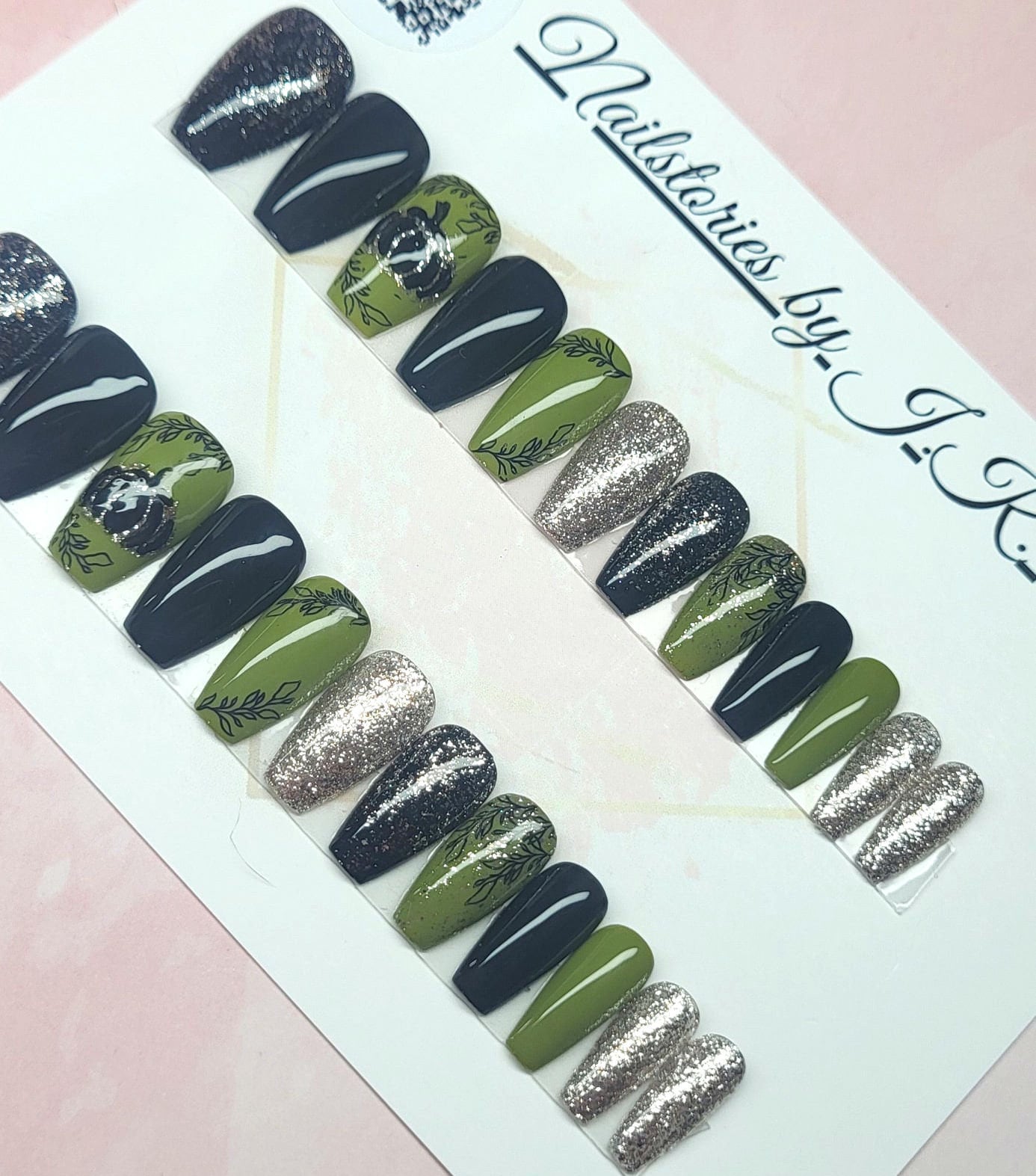 Versandfertig 24Tlg Ready To Ship Press On Nails - Medium Coffin/Ballerina Grün Schwarz Glitzer Herbst Kürbis Gold- Sizingkit-Tragefertig Versandfertig 24Tlg Ready To Ship Press On Nails - Medium Coffin/Ballerina Grün Schwarz Glitzer Herbst Kürbis Gold- Sizingkit-Tragefertig von NailstoriesbyJK