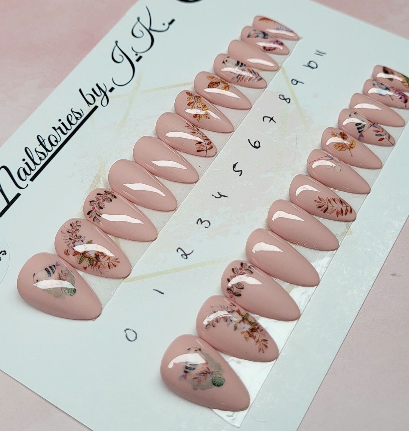 Versandfertig Ready To Ship Press On Nails - Kurze Mandel Herbst Rosa Vogel Laub Sizingkit Komplettes Set Deutschland Versandfertig Ready To Ship Press On Nails - Kurze Mandel Herbst Rosa Vogel Laub Sizingkit Komplettes Set Deutschland von NailstoriesbyJK