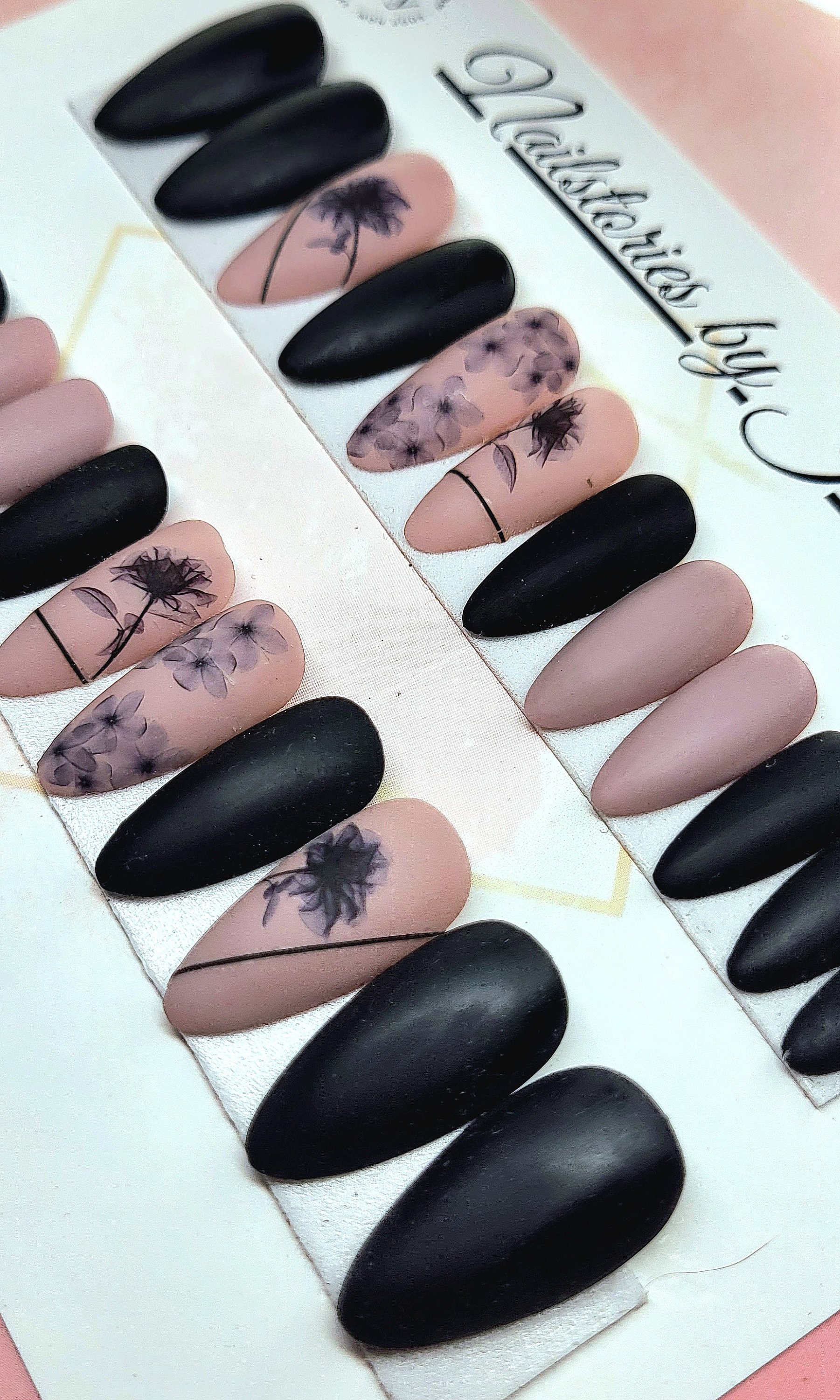 Versandfertig Ready To Ship Press On Nails - Medium Mandel Nude/Schwarz Herbst Blumen Sizing Wear Geschenkset Versandfertig Ready To Ship Press On Nails - Medium Mandel Nude/Schwarz Herbst Blumen Sizing Wear Geschenkset von NailstoriesbyJK