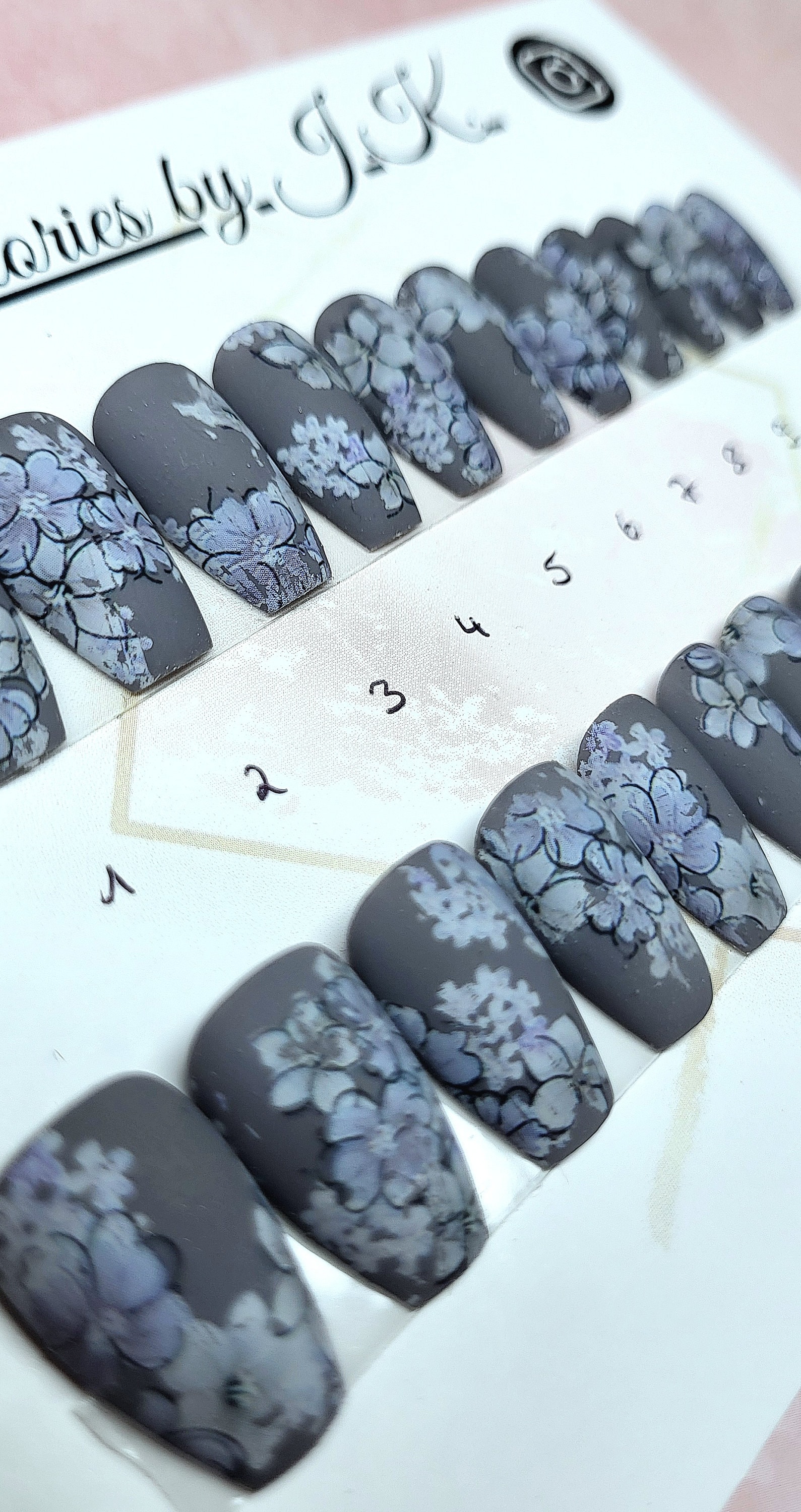 Versandfertig Short Coffin/Ballerina Press On Nails, Frühling Grau Abstrakt Blumen Blätter Sizing Kit Deutschland Geschenkset Versandfertig Short Coffin/Ballerina Press On Nails, Frühling Grau Abstrakt Blumen Blätter Sizing Kit Deutschland Geschenkset von NailstoriesbyJK