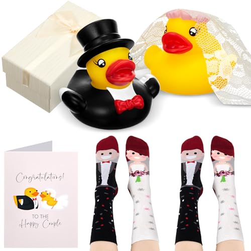 Namalu Mr & Mrs Badeenten Hochzeitsgeschenk Set in Box - Enthält 2 Braut und Bräutigam Enten, 2 Paar Hochzeitssocken und Grußkarten, Lustiges Geschenk für Brautpaar, Verlobung oder Hochzeit Namalu Mr & Mrs Badeenten Hochzeitsgeschenk Set in Box - Enthält 2 Braut und Bräutigam Enten, 2 Paar Hochzeitssocken und Grußkarten, Lustiges Geschenk für Brautpaar, Verlobung oder Hochzeit von Namalu