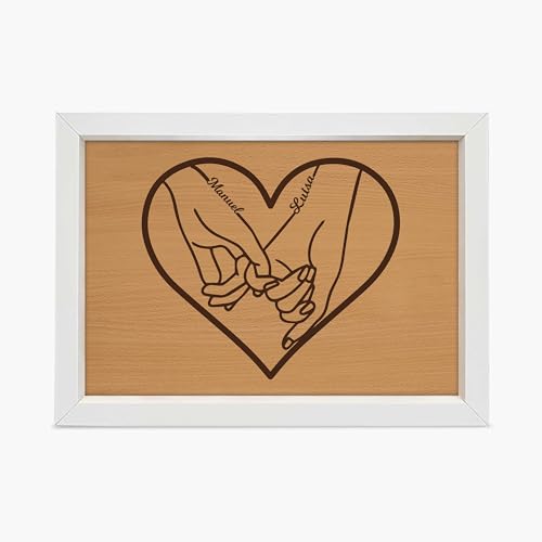 Personalisiertes Hochzeitsgeschenk "Sie & Ihn" - Hand-Motiv, Mit Namen des Brautpaares, 20x30 cm Bilderrahmen in Weiß, MDF Holz Buche Dekor, Zum Aufstellen oder Aufhängen Personalisiertes Hochzeitsgeschenk "Sie & Ihn" - Hand-Motiv, Mit Namen des Brautpaares, 20x30 cm Bilderrahmen in Weiß, MDF Holz Buche Dekor, Zum Aufstellen oder Aufhängen von Namofactur
