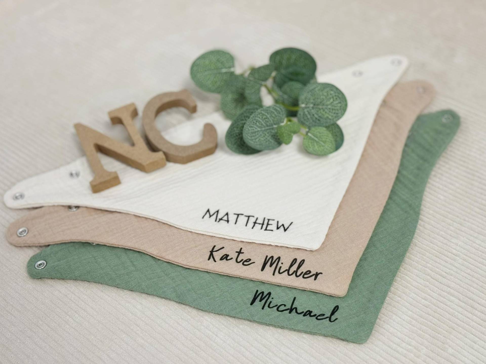 Namenstücher Personalisierbare Halstücher Aus Musselin Baby Und Kleinkind Dreieckstücher Spucktücher Baumwolle Lätzchen Gaze, Bild, Geschenk Namenstücher Personalisierbare Halstücher Aus Musselin Baby Und Kleinkind Dreieckstücher Spucktücher Baumwolle Lätzchen Gaze, Bild, Geschenk von NaturalCuddles
