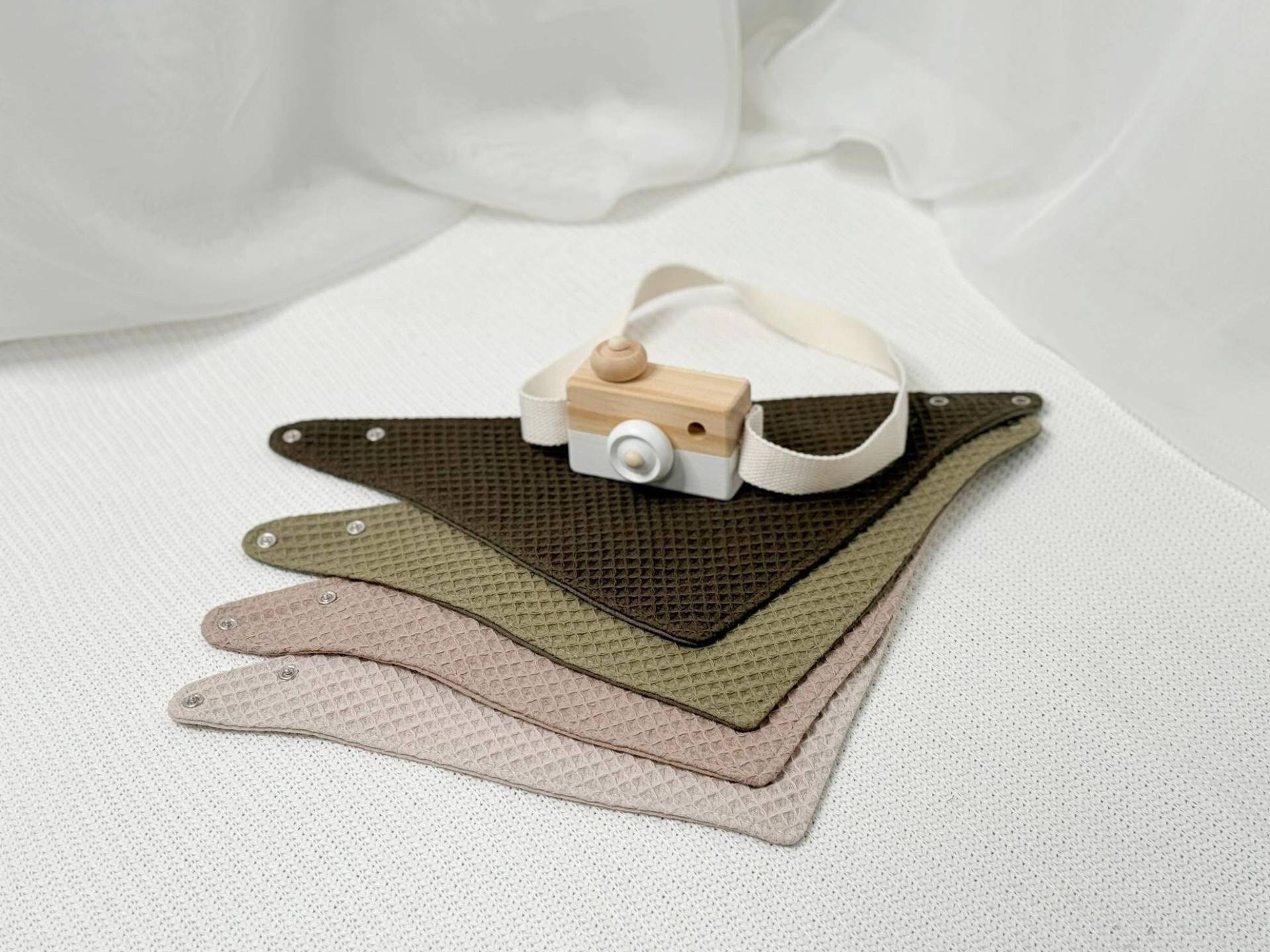Set Mit 4 Grünen Wasserdichten Babylätzchen - Doppelseitige Musselin-Bandana-Lätzchen Aus Bio-Baumwolle, Superweiche Für Jungen Oder Mädchen Set Mit 4 Grünen Wasserdichten Babylätzchen - Doppelseitige Musselin-Bandana-Lätzchen Aus Bio-Baumwolle, Superweiche Für Jungen Oder Mädchen von NaturalCuddles