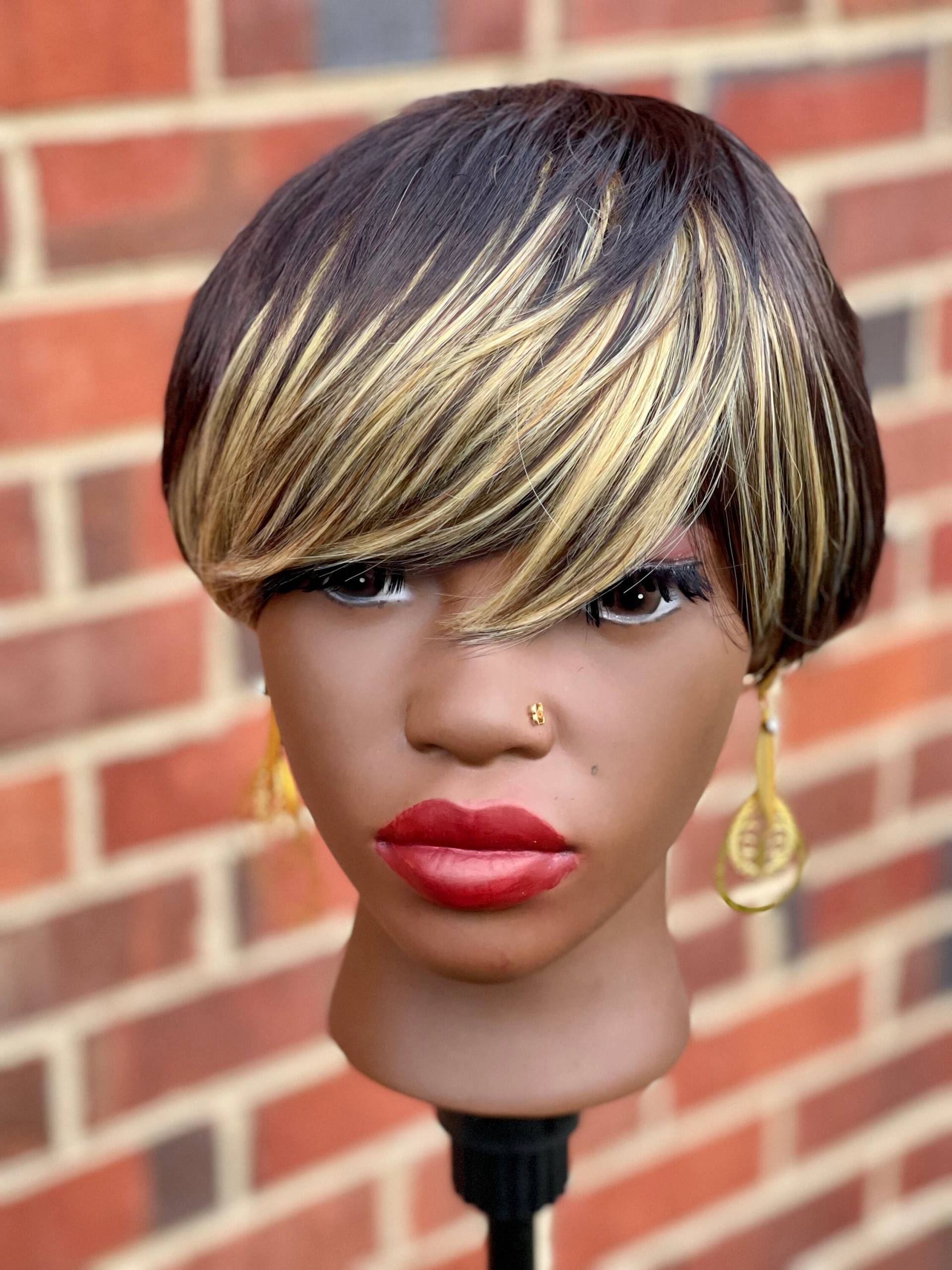 Kurze Honigblonde Bob-Perücke Im Pixie-Schnitt Aus Kunstfaser Kurze Honigblonde Bob-Perücke Im Pixie-Schnitt Aus Kunstfaser von Naturalgirlworld