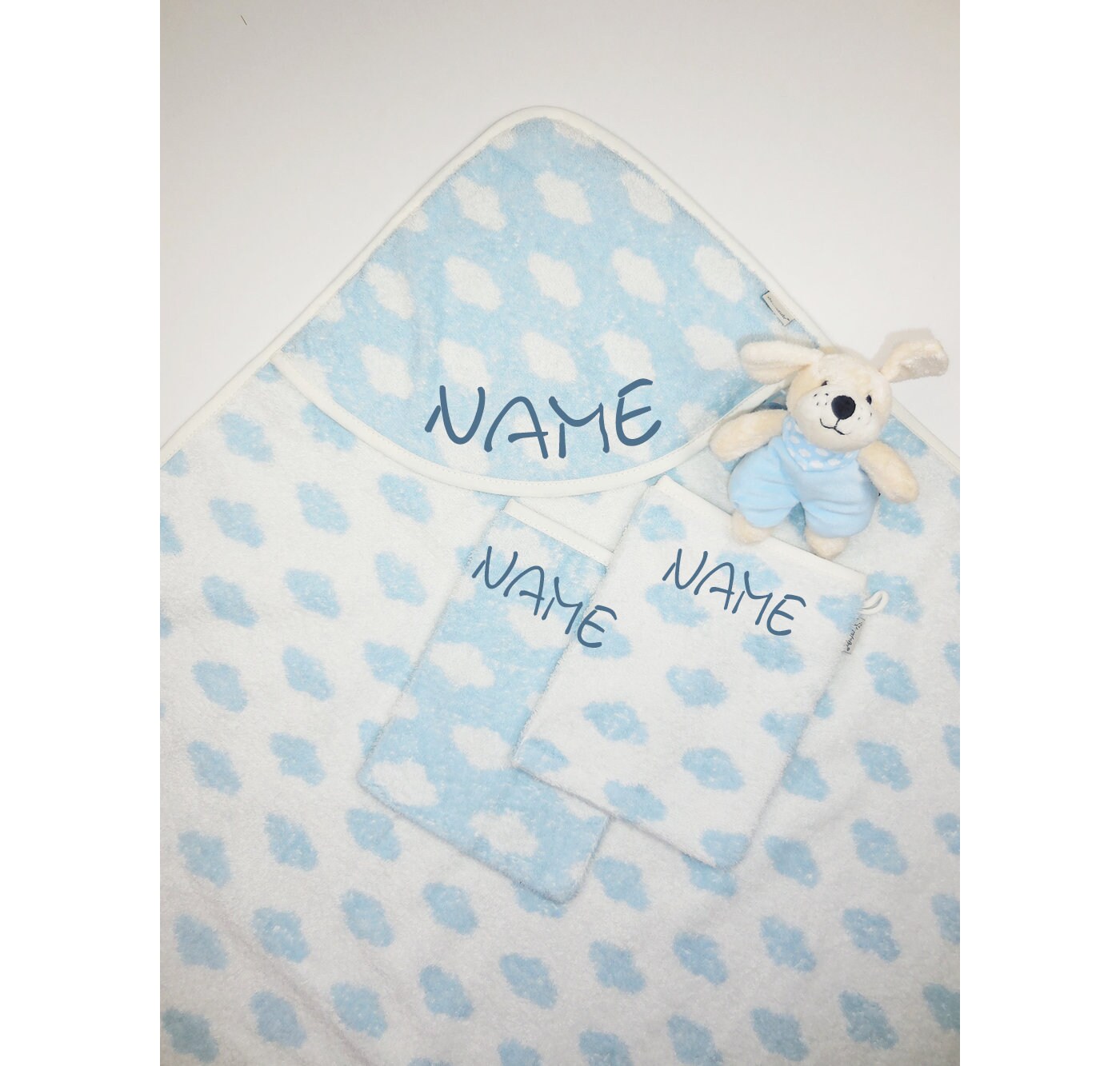 sterntaler Kapuzenhandtuch-Set Wolken Mit Namen Geschenk Zur Geburtgeschenk Taufehandtuch, 2 Waschlappen Und Spieltier Needlecat sterntaler Kapuzenhandtuch-Set Wolken Mit Namen Geschenk Zur Geburtgeschenk Taufehandtuch, 2 Waschlappen Und Spieltier Needlecat von NeedleCatAtelier