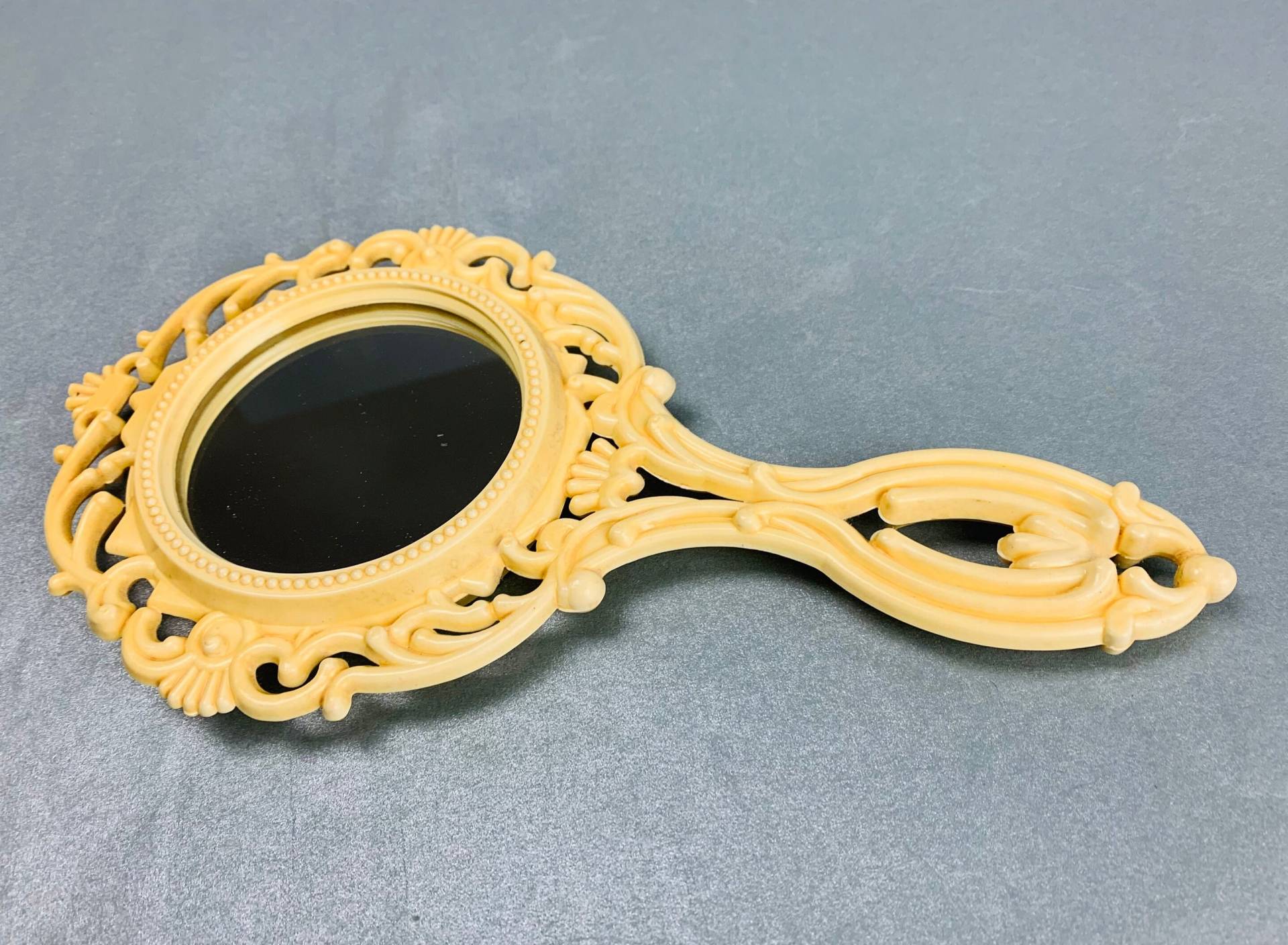 Vintage Elfenbeinfarbener Kunststoff Handspiegel Doppelseitiger Aus Der Sowjetzeit Verzierter Spiegel 1970Er Jahre Vintage Elfenbeinfarbener Kunststoff Handspiegel Doppelseitiger Aus Der Sowjetzeit Verzierter Spiegel 1970Er Jahre von NeoneleHome