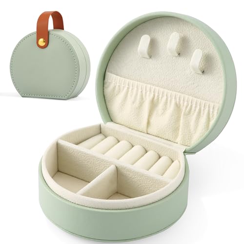 Neveika Tragbare Mini-Schmuckschatulle für Reisen, kleines Schmuckkästchen mit Tragegriff oben, Leder-Schmuck-Ring-Organizer, Etui für Mädchen, Frauen, Ohrringe, Halskette, Ringe, Armbänder (grün). Neveika Tragbare Mini-Schmuckschatulle für Reisen, kleines Schmuckkästchen mit Tragegriff oben, Leder-Schmuck-Ring-Organizer, Etui für Mädchen, Frauen, Ohrringe, Halskette, Ringe, Armbänder (grün). von Neveika