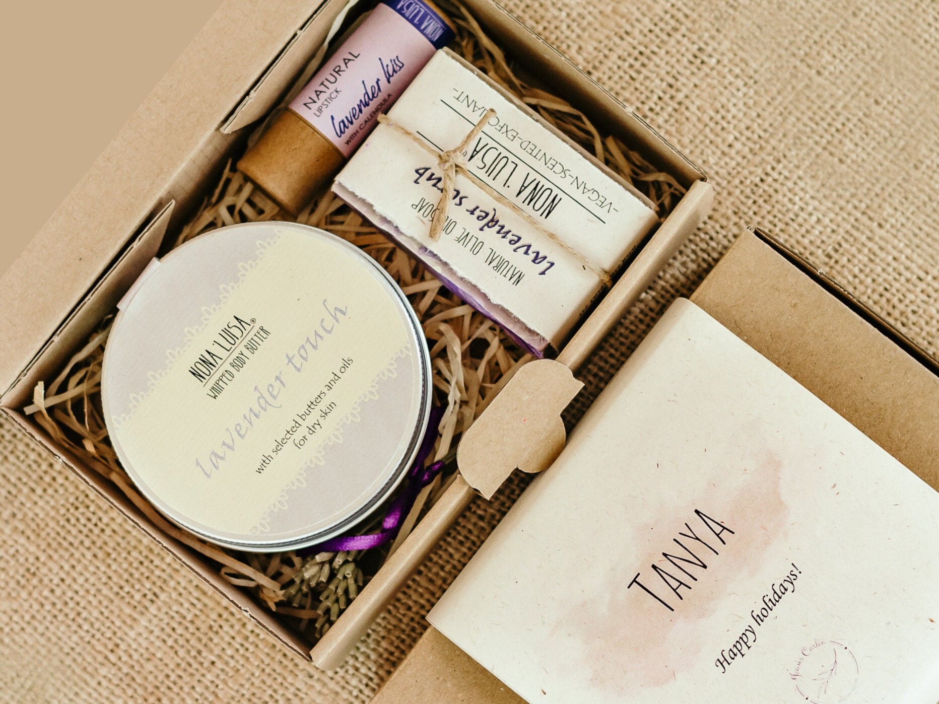 Personalisierte Lavendel Luxus Geschenkbox I 100% Natürlich Set Von Nona Luisa Körperbutter, Natürliche Seife, Lippenbalsam, Dankbarkeit Box, Öko von NonaLuisa