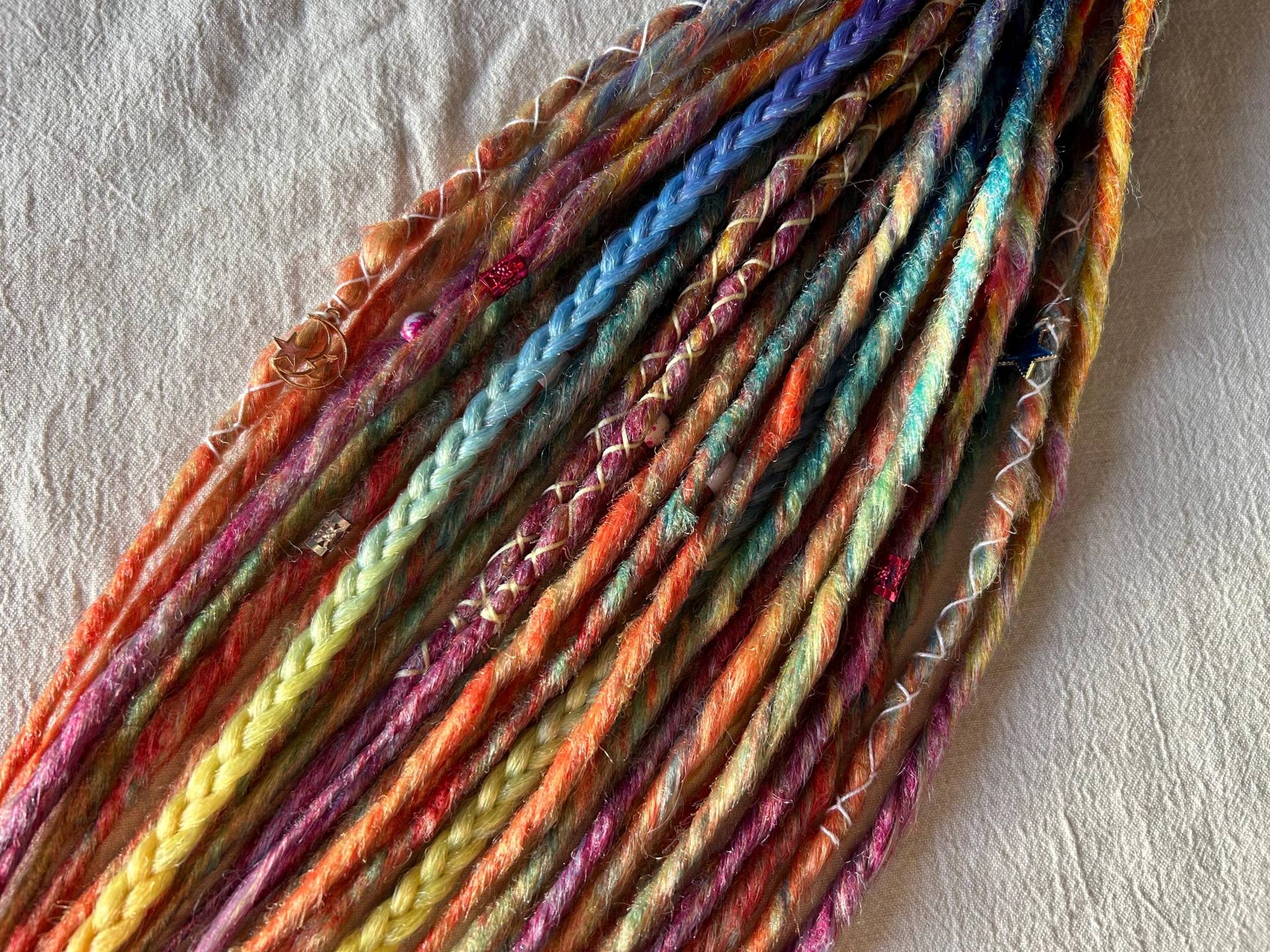 Regenbogen Blick | Kanekalon Synth Dreads Grün Orange Lila Blau Pink Rot Gelb von NordicHighlandsShop