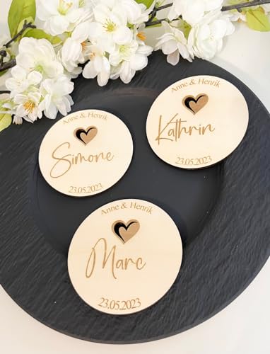 NoriKids Platzkarten Hochzeit & Jubiläum | Tischkarten als Untersetzer aus Holz | mit Namen der Gäste & des Brautpaares | Motiv Herz | personalisierte Gastgeschenke von NoriKids