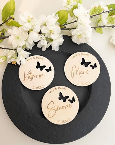 NoriKids Platzkarten Hochzeit & Jubiläum | Tischkarten als Untersetzer aus Holz | mit Namen der Gäste & des Brautpaares | Motiv Schmetterlinge | personalisierte Gastgeschenke von NoriKids