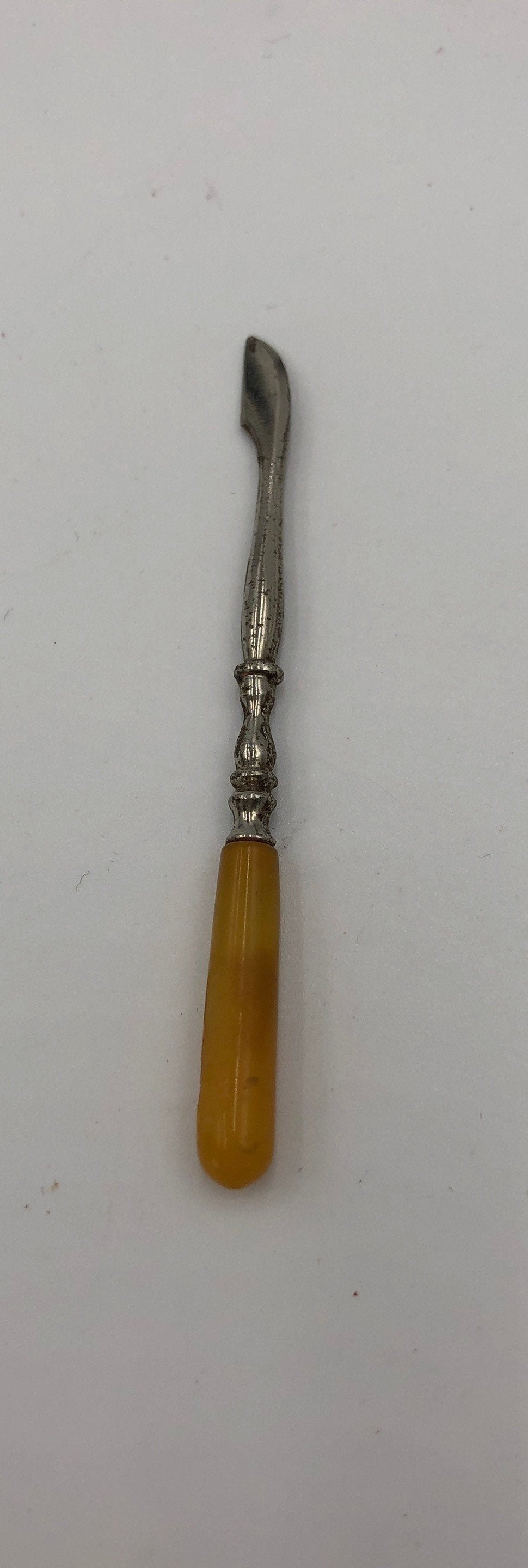 Vintage Cuticle Pusher, Griff Aus Knochen Oder Bernsteinfarbenen Kunststoff. Etwas Rost Auf Metallschieber. 2 1/2 Zoll Vintage Cuticle Pusher, Griff Aus Knochen Oder Bernsteinfarbenen Kunststoff. Etwas Rost Auf Metallschieber. 2 1/2 Zoll von NostalgicHomecoming