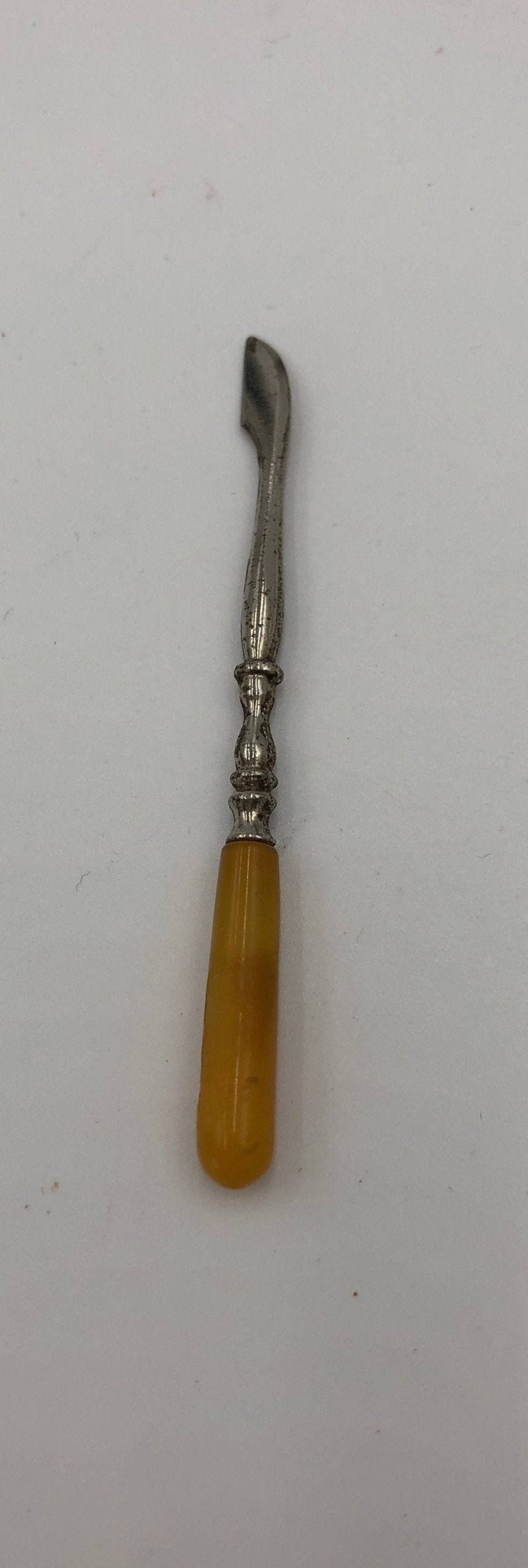 Vintage Cuticle Pusher, Griff Aus Knochen Oder Bernsteinfarbenen Kunststoff. Etwas Rost Auf Metallschieber. 2 1/2 Zoll von NostalgicHomecoming