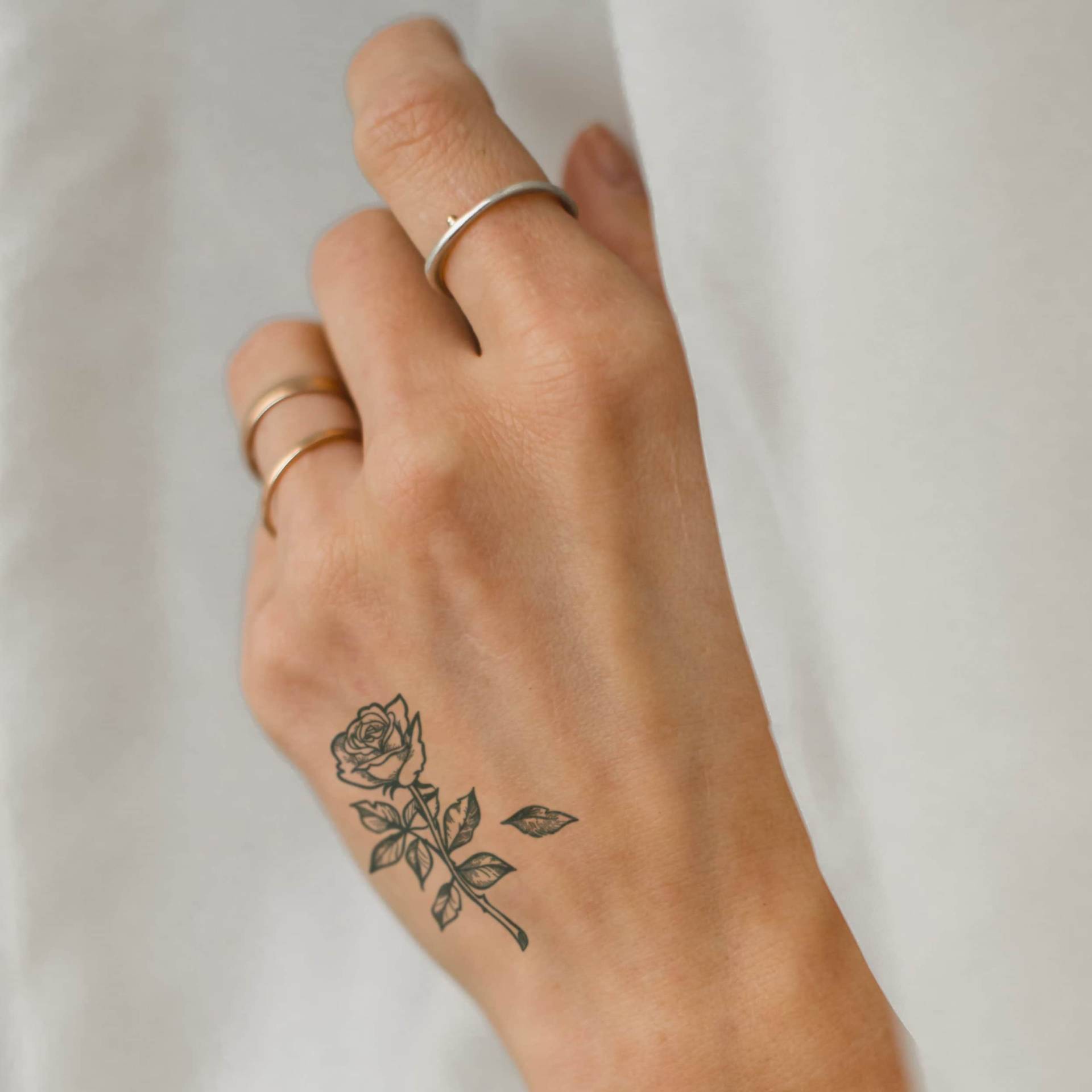 Semi-Permanent Tattoo | Kleine Rose Mit Fallendem Blütenblatt Hält Bis Zu 2 Wochen Temporäres Geschenkidee Jagua Henna von NotaTattoo