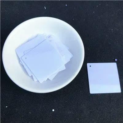 100 Stück/Los 30 mm große quadratische Pailletten, flache lose PVC-Pailletten für Damenbekleidung, Nähzubehör mit 1 Loch, einfarbig weiß von OXFYY