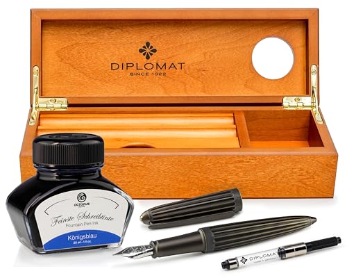 Diplomat Aero Oxyd Messing Füllfederhalter mit Edelstahlfeder M, Füllhalter-Set mit Schreibtinte im Tintenglas, Tintenkonverter und Stifteablage aus Holz - Kirsche, Schreibset Diplomat Aero Oxyd Messing Füllfederhalter mit Edelstahlfeder M, Füllhalter-Set mit Schreibtinte im Tintenglas, Tintenkonverter und Stifteablage aus Holz - Kirsche, Schreibset von Octopus