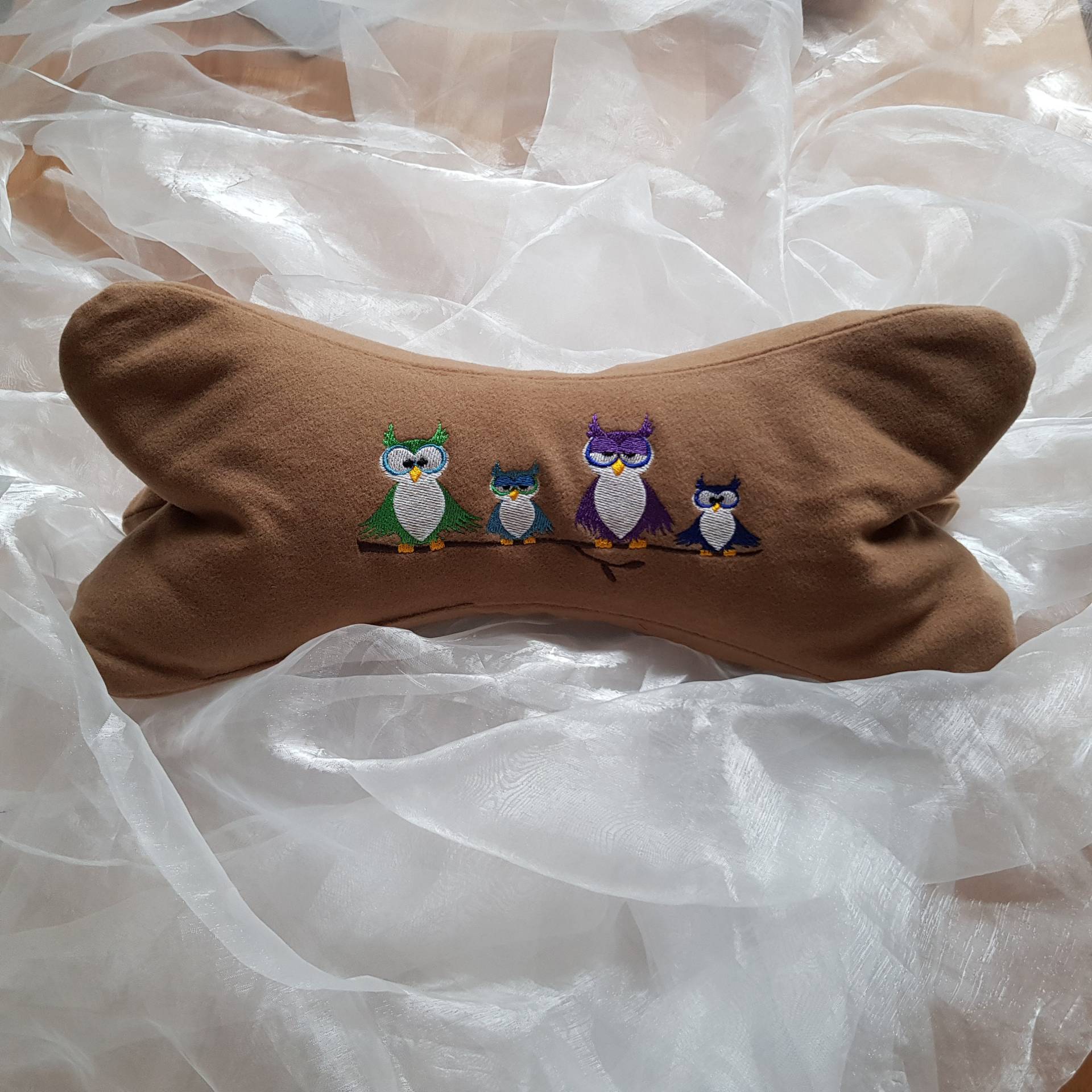 Nackenkissen, Eule, Oma, Mutter, Vater, Lieblingsmensch, Leseknochen, Wellnessknochen, Weihnachten, Bio - Dinkelspelz, Unikat, Relax Knochen Nackenkissen, Eule, Oma, Mutter, Vater, Lieblingsmensch, Leseknochen, Wellnessknochen, Weihnachten, Bio - Dinkelspelz, Unikat, Relax Knochen von Oelbachkram